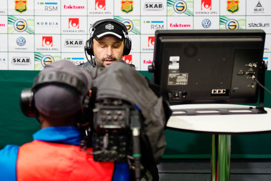 GAIS tränare Bosko Orovic sitter ner och