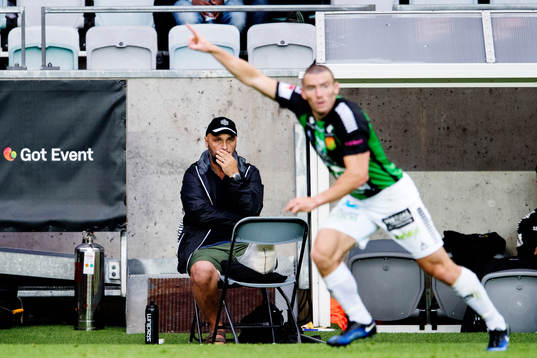 GAIS tränare Bosko Orovic ser James Sinclair gestikulera