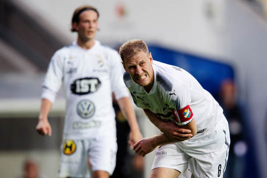 Östers Mario Vasilj grimaserar och tar sig för armen