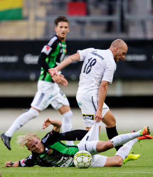 GAIS Niclas Andersén blir dragen i shortsen vid en