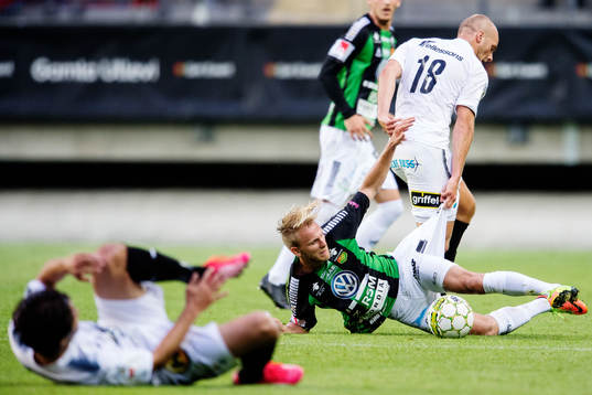 GAIS Niclas Andersén blir dragen i shortsen vid en