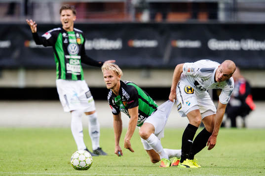 GAIS Niclas Andersén blir dragen i shortsen vid en