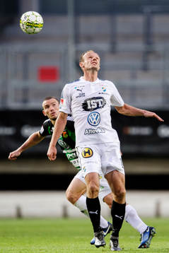 GAIS James Sinclair i nickduell med Östers Dragan Kapcevic