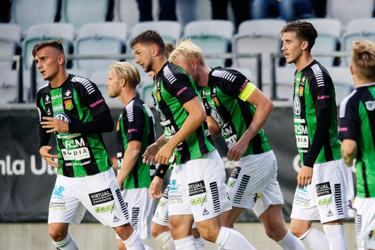 GAIS Alibek Aliev jublar med lagkamrater