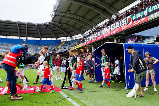 GAIS tränare Bosko Orovic ser spelarna gå in på plan