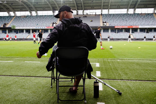 GAIS tränare Bosko Orovic sitter med kryckorna på en stol