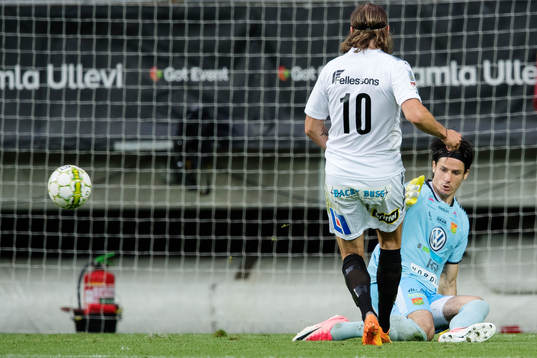 GAIS målvakt Damir Mehic räddar ett skott från Östers