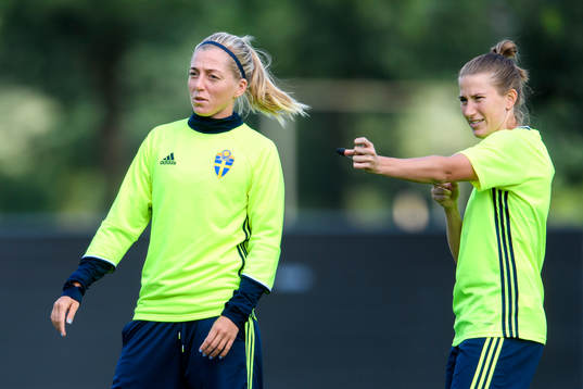Linda Sembrant och Emma Berglund på en träning med det