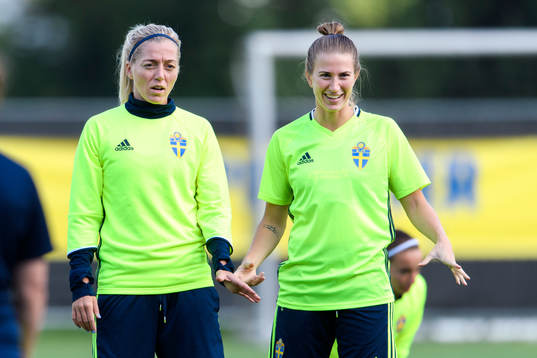Linda Sembrant och Emma Berglund på en träning med det