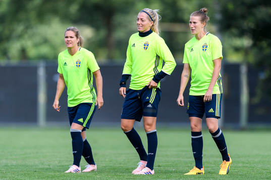 Hanna Folkesson, Linda Sembrant och Emma Berglund på en