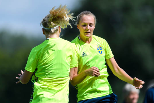 Magdalena Eriksson på en träning med det svenska