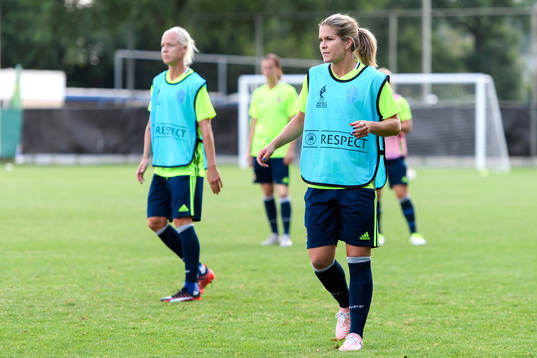 Caroline Seger och Hanna Folkesson på en träning med det