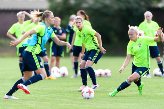 Hanna Folkesson på en träning med det svenska landslaget