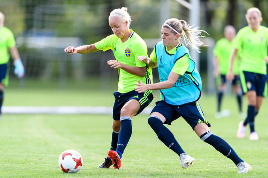Caroline Seger och Olivia Schough på en träning med det