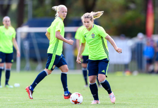 Caroline Seger och Hanna Folkesson på en träning med det