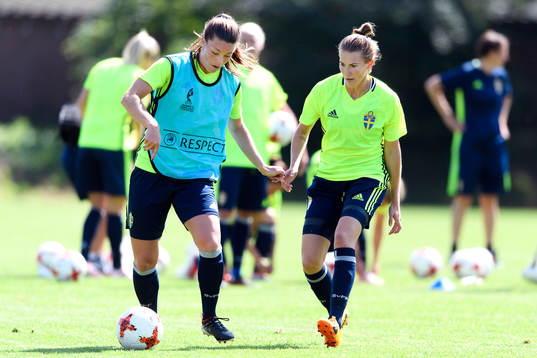 Pauline Hammarlund och Emma Berglund på en träning med