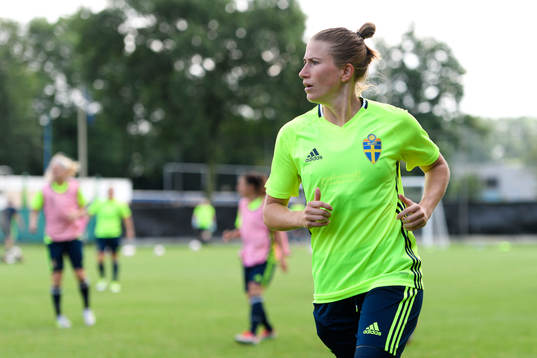 Emma Berglund på en träning med det svenska landslaget