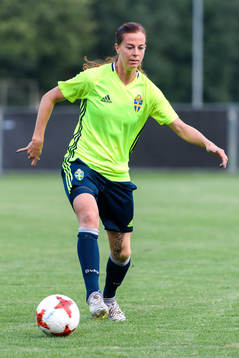 Lotta Schelin på en träning med det svenska landslaget