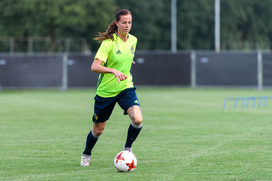 Lotta Schelin på en träning med det svenska landslaget