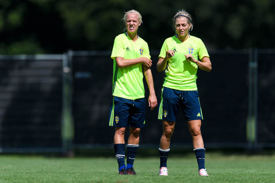 Caroline Seger och Linda Sembrant på en träning med det