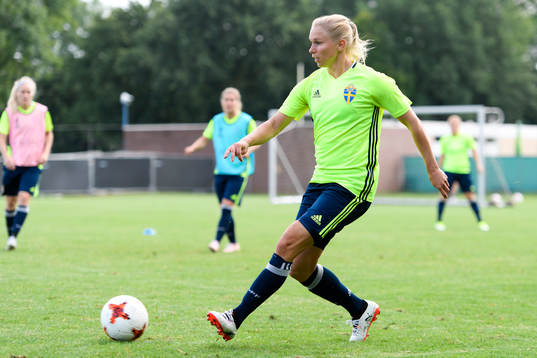 Jonna Andersson på en träning med det svenska landslaget