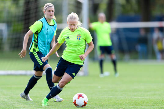 Olivia Schough och Julia Spetsmark på en träning med det
