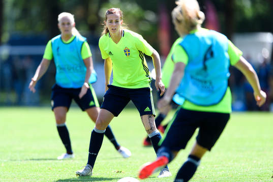 Lotta Schelin på en träning med det svenska landslaget