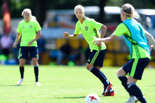 Caroline Seger på en träning med det svenska landslaget