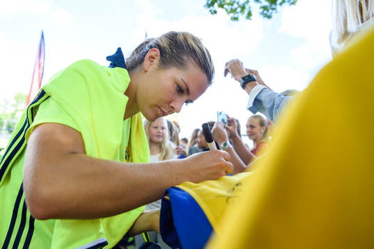 Hanna Folkesson skriver autografer