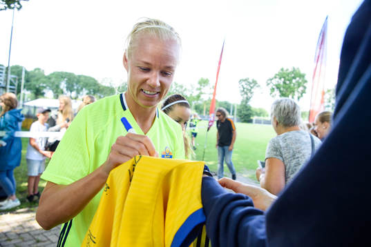 Caroline Seger skriver autografer