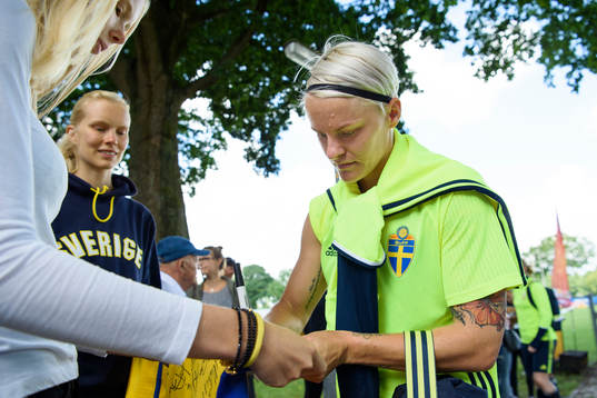 Nilla Fischer skriver autografer