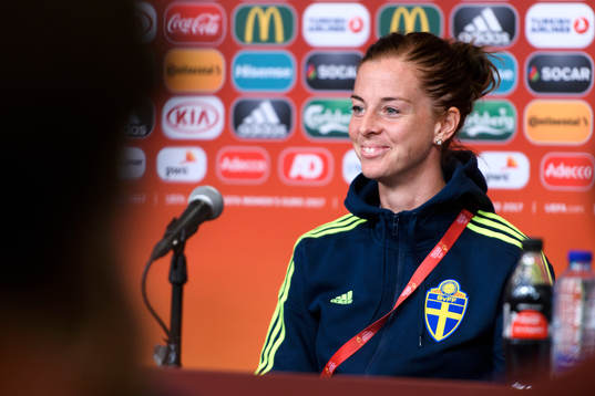 Lotta Schelin på en presskonferens med det svenska