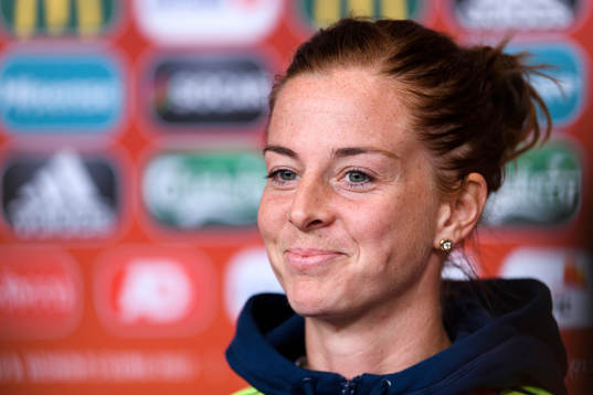 Lotta Schelin på en presskonferens med det svenska