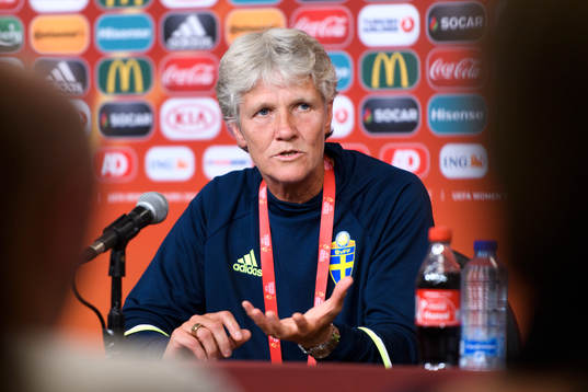 Förbundskapten Pia Sundhage på en presskonferens med det