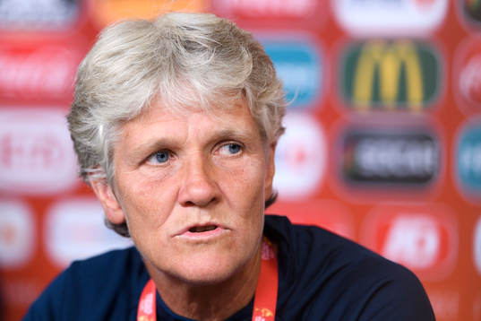 Förbundskapten Pia Sundhage på en presskonferens med det