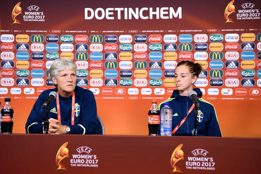 Förbundskapten Pia Sundhage och Lotta Schelin på en