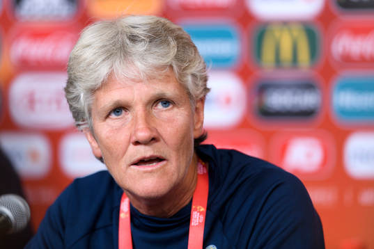 Förbundskapten Pia Sundhage på en presskonferens med det