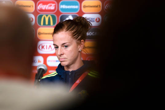 Lotta Schelin på en presskonferens med det svenska