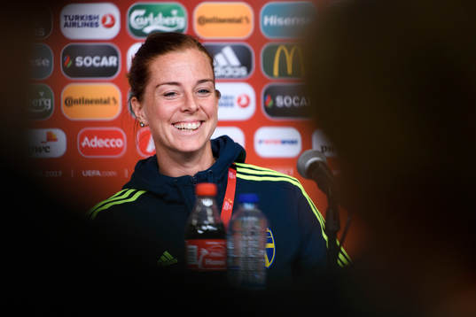 Lotta Schelin på en presskonferens med det svenska