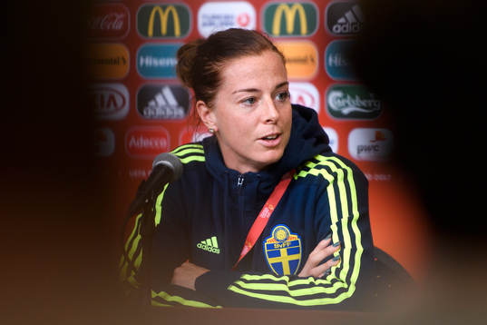 Lotta Schelin på en presskonferens med det svenska