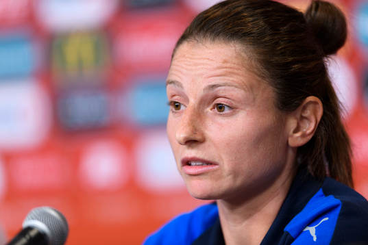 Daniela Stracchi på en presskonferens med det italienska