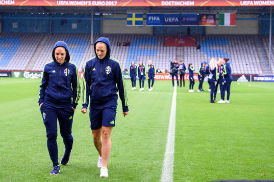 Elin Rubensson och Magdalena Eriksson kollar planen innan