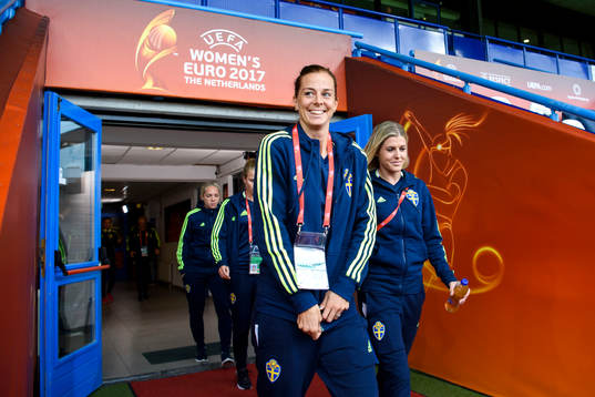 Sveriges Lotta Schelin och Olivia Schough går in på