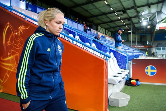 Sveriges Elin Rubensson går in på arenan innan matchen