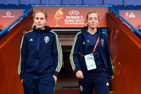 Sveriges Lisa Dahlkvist och Linda Sembrant in på arenan