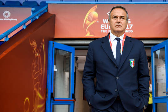 Italiens förbundskapten Antonio Cabrini går in på arenan