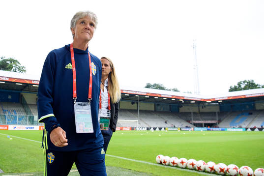 Sveriges förbundskapten Pia Sundhage innan matchen mellan