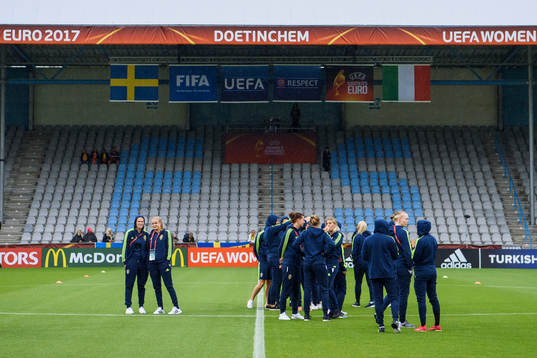 De svenska spelarna inspekterar planen innan matchen mellan