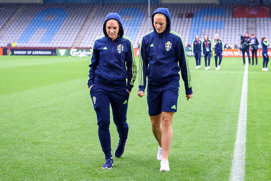 Sveriges Elin Rubensson och Magdalena Eriksson kollar