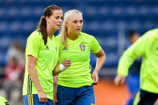 Sveriges Lotta Schelin och Stina Blackstenius före